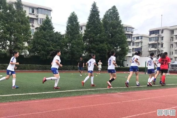 女生可以踢足球玩儿吗？打破刻板印象，释放球场魅力